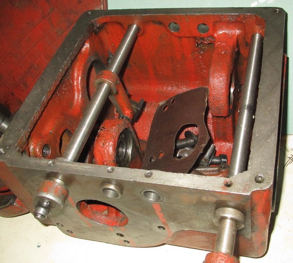 корпус коробки скоростей  1а616 с крышкой рычагами Коробка скоростей токарно-винторезного станка 1А616, задняя бабка, патрон токарный, коробка передач, суппорт 1а616, передняя бабка ит-1м . фартук ит-1м. коробка подач ит-1м. суппорт ит-1м. резцедержатель ит-1м. продольльные поперечные салазки ит-1м.  шпиндельная бабка ит-1м. коробка скоростей ит-1м. суппорт 1а616 ,задняя бабка 1а616. 